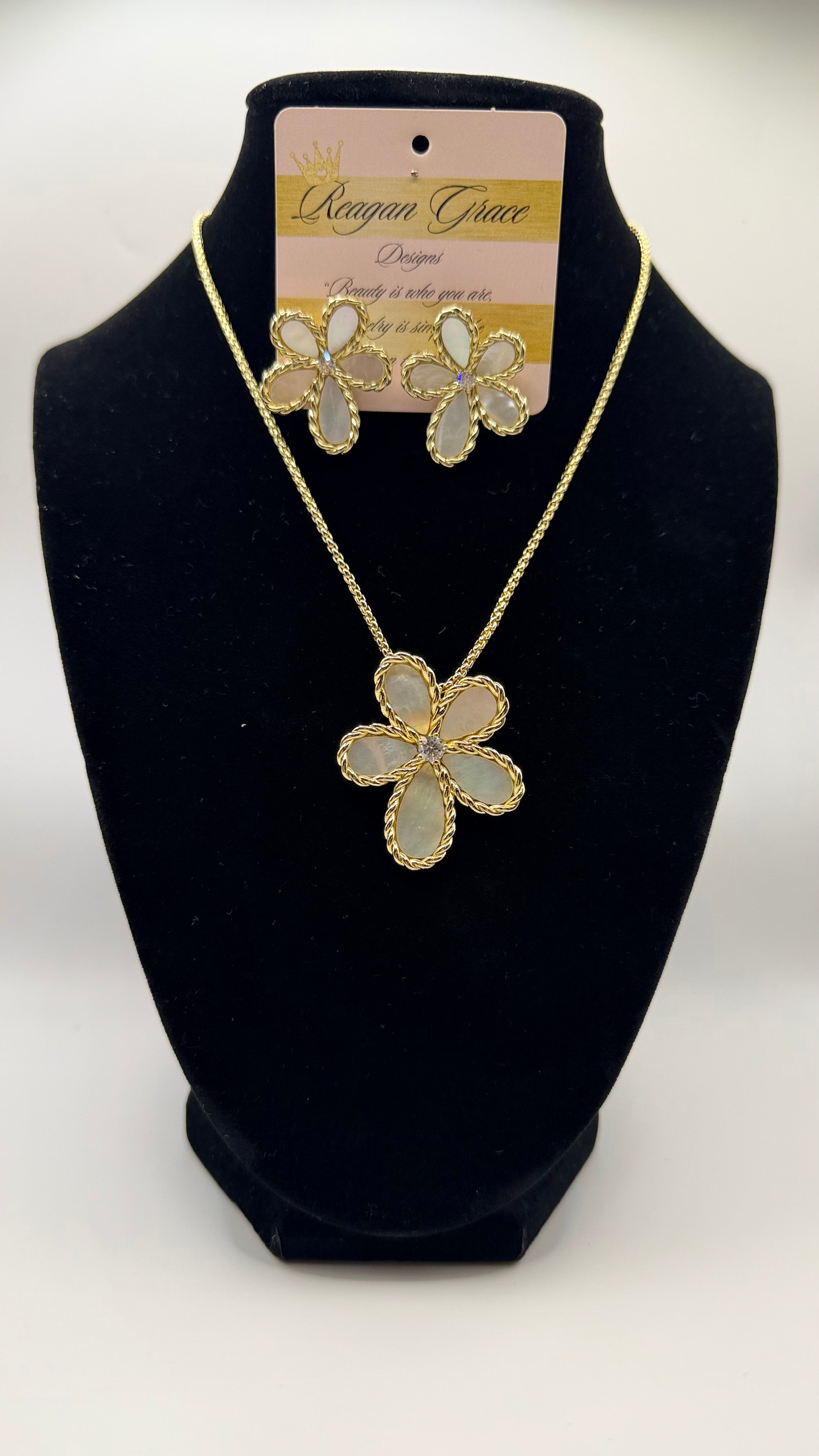 RG White Flower Necklace