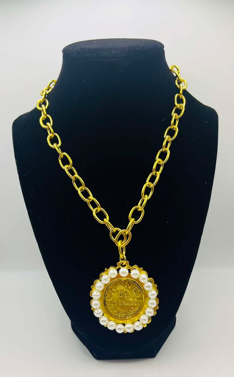 Yochi Queen Detailed Pearl Pendant Necklace