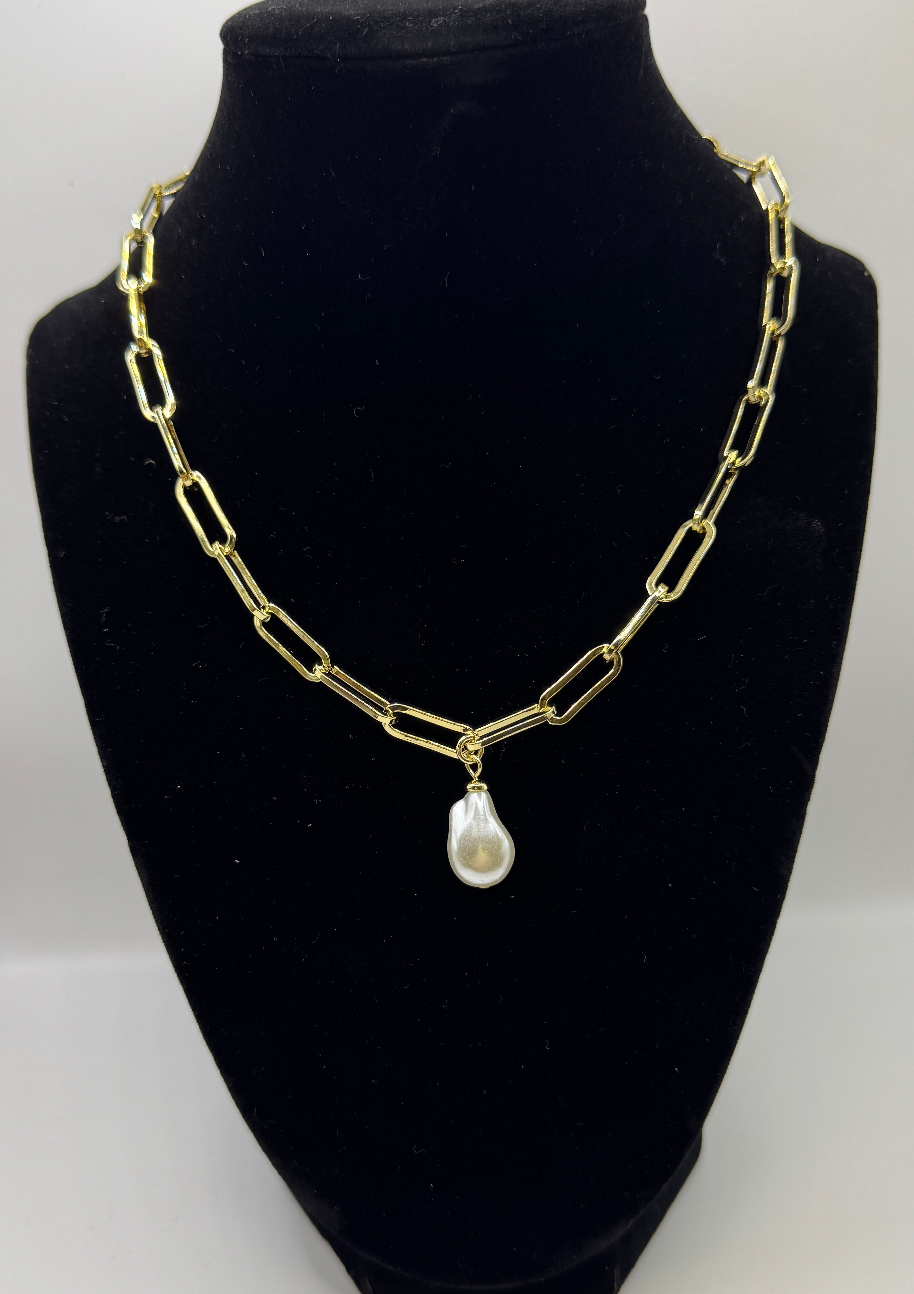 RG Talia Pearl Detailed Necklace