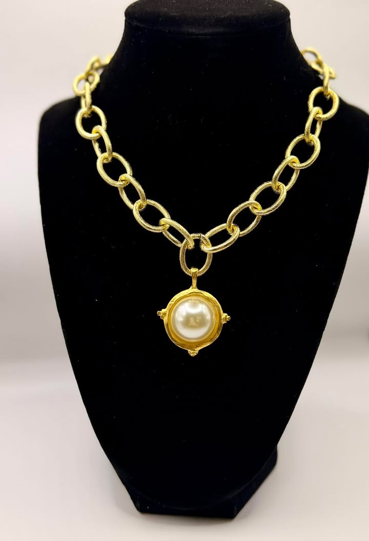 Susan Shaw Gold Chain Medium Pearl Necklace